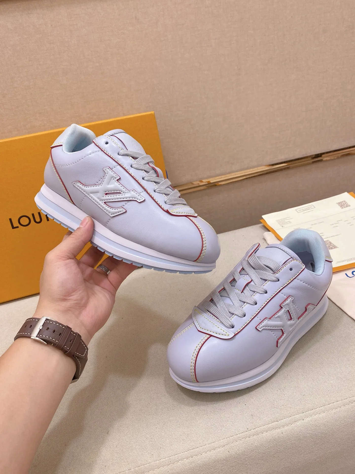 Men's shoes💰: Couple style 700💰LOUIS VUITTON Footint Soccer sneakers‼ ️ The top version, the same sneakers for LV couples. You will look fashionable when you wear them. This Footint Soccer sneaker was unveiled in the 2025 spring and summer series fashion show. The tongue is embellished with the Lvers United badge inspired by the football team. The rubber sole of the foot is decorated with multiple Louis Vuitton logos. The original latest packaging. Fabric: original imported cowhide. Lining: original imported breathable mesh. Foot pad: original injection molding pad. Outsole: original molded T combination outsole. Size: 35-45.
